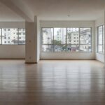 Apartamento vazio em prédio residencial brasileiro, simbolizando custos de imóvel desocupado