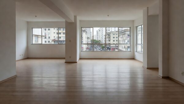 Apartamento vazio em prédio residencial brasileiro, simbolizando custos de imóvel desocupado