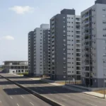 Bairro residencial brasileiro com edifícios e via de transporte, ilustrando ágio imobiliário por redução de tempo de deslocamento