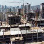 Canteiro de obras imobiliário no Brasil com análise de margem de segurança e risco
