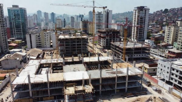 Canteiro de obras imobiliário no Brasil com análise de margem de segurança e risco