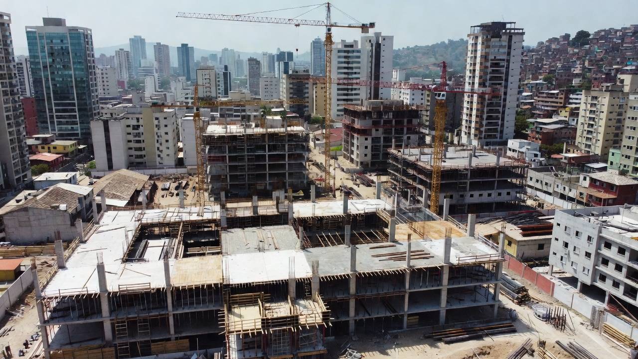Canteiro de obras imobiliário no Brasil com análise de margem de segurança e risco