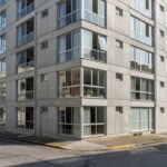 Edifício residencial brasileiro representando yield imobiliário versus CDI