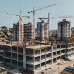 Canteiro de obras imobiliário no Brasil representando análise de TIR e VPL em fluxo de caixa