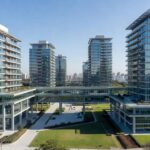 Complexo imobiliário moderno em São Paulo representando holding imobiliária