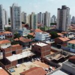 Vista aérea de edifícios residenciais em São Paulo representando valorização imobiliária por localização e oferta
