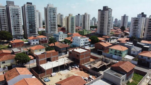 Vista aérea de edifícios residenciais em São Paulo representando valorização imobiliária por localização e oferta