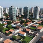 Vista aérea de bairro residencial em valorização imobiliária no Brasil