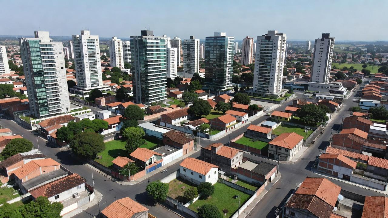Vista aérea de bairro residencial em valorização imobiliária no Brasil