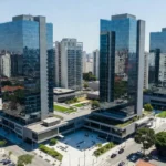 Edifícios modernos em São Paulo representando imóveis físicos e FIIs