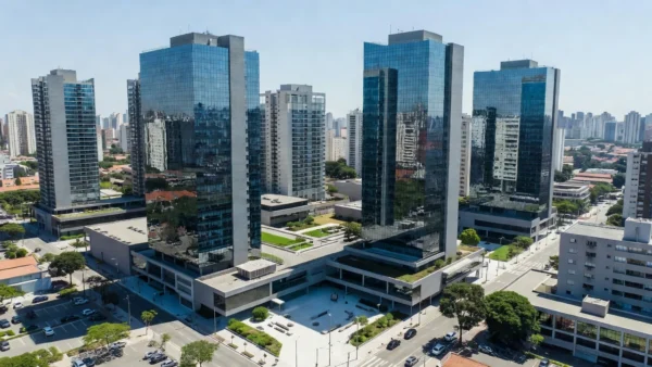 Edifícios modernos em São Paulo representando imóveis físicos e FIIs