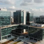Complexo de edifícios corporativos representando holdings imobiliárias no Brasil