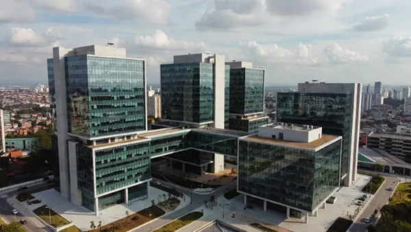 Complexo de edifícios corporativos representando holdings imobiliárias no Brasil