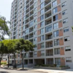 Edifício residencial alugado em cidade brasileira para análise de ROI e depreciação