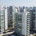 Edifícios residenciais em São Paulo representando análise de imóveis físicos e IFIX