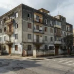 Edifício residencial antigo em área urbana brasileira para análise de custo de reposição de imóveis.