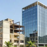 Comparação visual entre retrofit e nova construção corporativa em análise de TIR