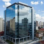 Edifício comercial moderno em São Paulo para análise de yield sazonalizado em imóveis