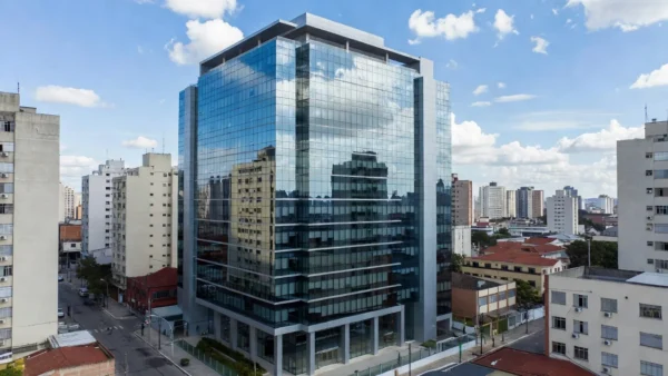 Edifício comercial moderno em São Paulo para análise de yield sazonalizado em imóveis