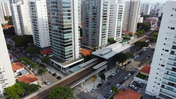 Edifícios residenciais próximos a estação de metrô em São Paulo, análise de ágio imobiliário