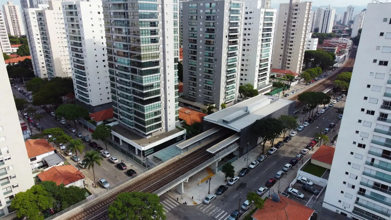Edifícios residenciais próximos a estação de metrô em São Paulo, análise de ágio imobiliário