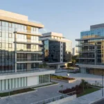 Complexo imobiliário brasileiro simbolizando mercado de imóveis físicos e FIIs