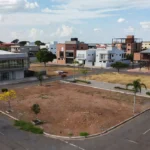 Área urbana mista com terrenos e edifícios em zona residencial-comercial brasileira