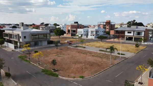 Área urbana mista com terrenos e edifícios em zona residencial-comercial brasileira