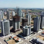 Vista aérea de bairro residencial brasileiro com edifícios, análise de absorção imobiliária por região