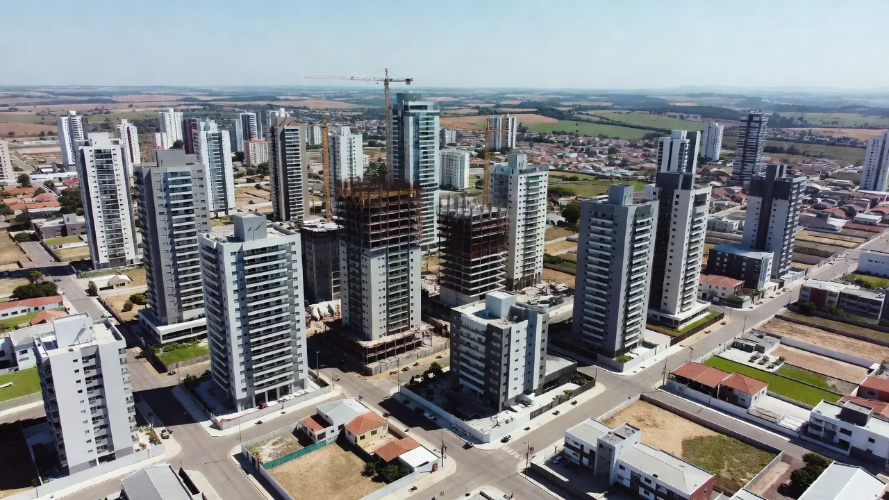 Vista aérea de bairro residencial brasileiro com edifícios, análise de absorção imobiliária por região