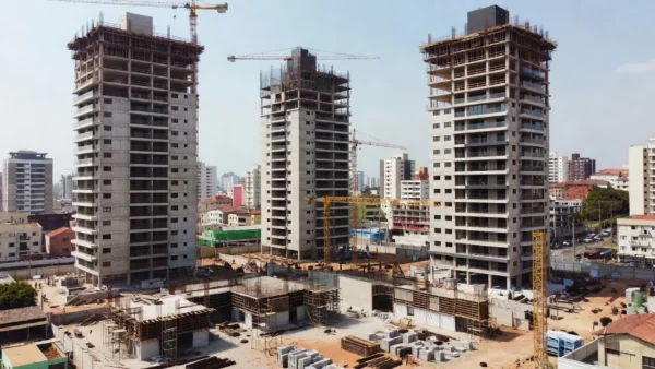 Canteiro de obras de incorporação imobiliária no Brasil