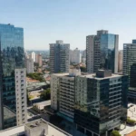 Edifícios residenciais e comerciais em São Paulo representando compressão de cap rate por custos operacionais