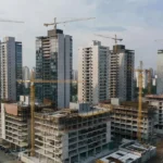 Complexo residencial brasileiro com diferentes tipologias para análise de VGV e margem bruta