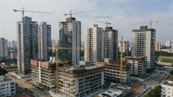 Complexo residencial brasileiro com diferentes tipologias para análise de VGV e margem bruta