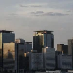 Centro financeiro de São Paulo representando impacto de juros em FIIs de papel