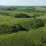 Vista aérea de terrenos rurais no Brasil para análise de valorização e ROI