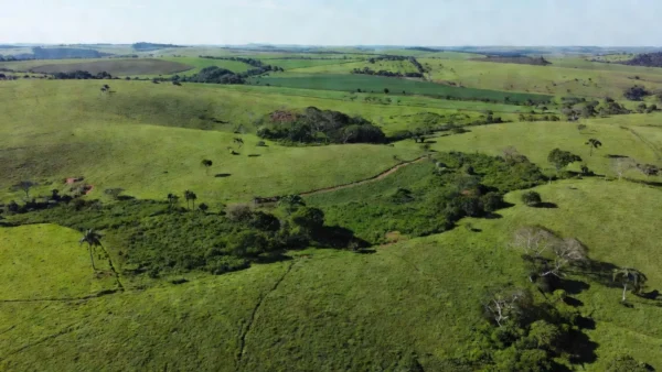 Vista aérea de terrenos rurais no Brasil para análise de valorização e ROI
