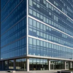 Edifício comercial moderno em São Paulo representando análise de aluguéis indexados por IPCA, IGP-M e INCC