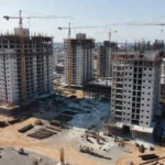 Canteiro de obras de lançamento imobiliário no Brasil com análise de rentabilidade