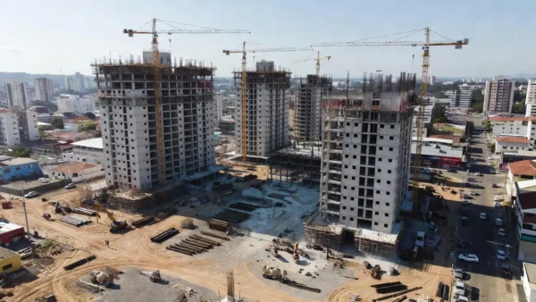 Canteiro de obras de lançamento imobiliário no Brasil com análise de rentabilidade