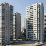 Edifícios residenciais modernos no Brasil representando valorização imobiliária