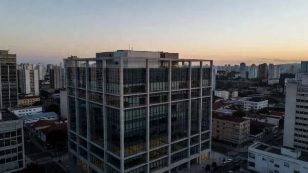 Edifício comercial em São Paulo simbolizando análise de DSCR ajustado por vacância e yield sobre equity