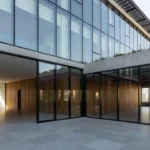 Edifício corporativo retrofitado em São Paulo com áreas comuns valorizadas