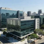 Edifícios comerciais modernos em São Paulo representando análise de cap rate e concentração de inquilinos.