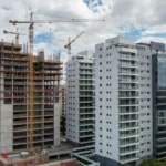 Complexo residencial com prédios em construção e prontos em área urbana brasileira para análise de VPL equity