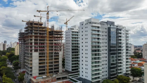 Complexo residencial com prédios em construção e prontos em área urbana brasileira para análise de VPL equity