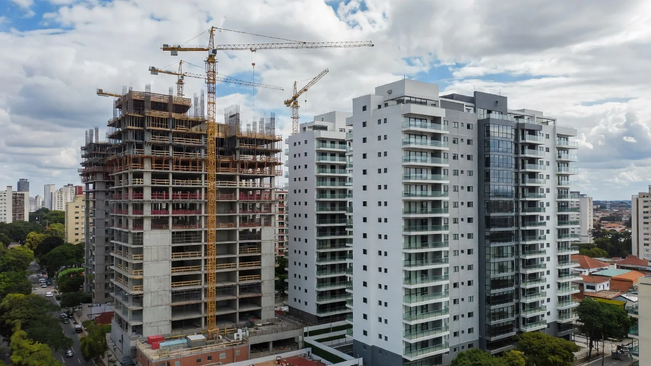 Complexo residencial com prédios em construção e prontos em área urbana brasileira para análise de VPL equity
