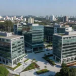 Vista aérea de edifícios corporativos em São Paulo para análise de cap rate e TIR imobiliária