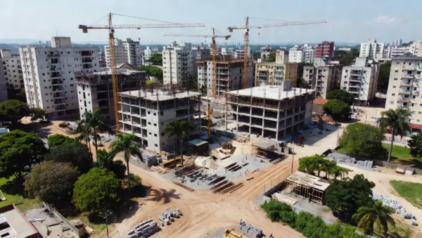 Conjunto de edifícios residenciais de médio padrão em construção no Brasil