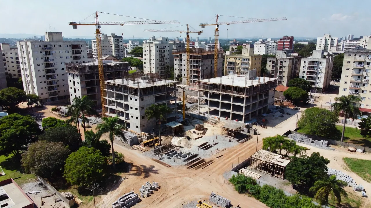 Conjunto de edifícios residenciais de médio padrão em construção no Brasil